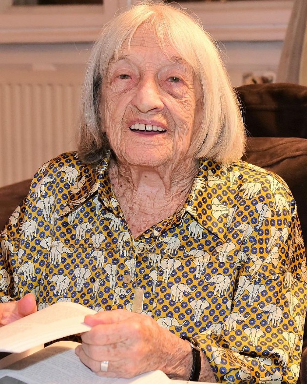 Agnes Keleti într-o cămașă cu imprimeuri cu elefanți la 101 ani