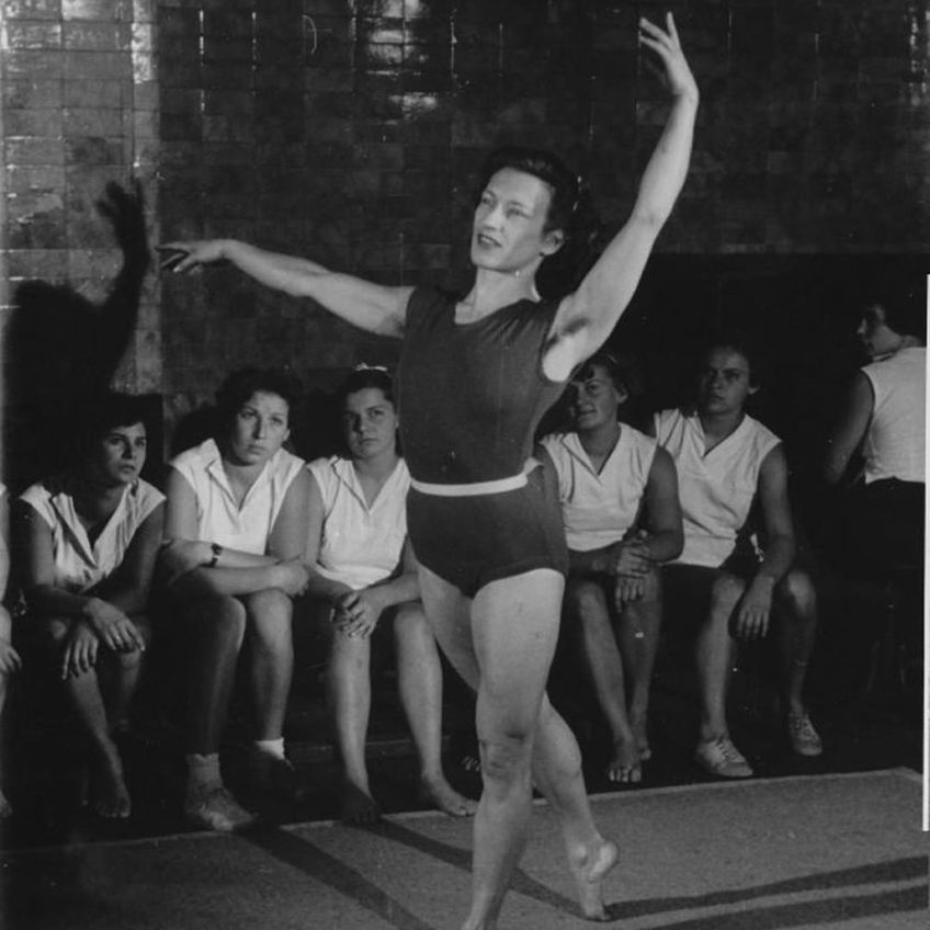 Agnes Keleti făcând gimnastică