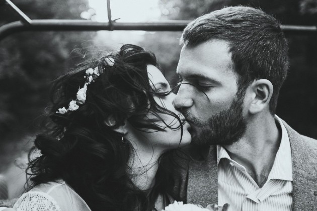 Imagine alb-negru cu o femeie și un bărbat care se sărută