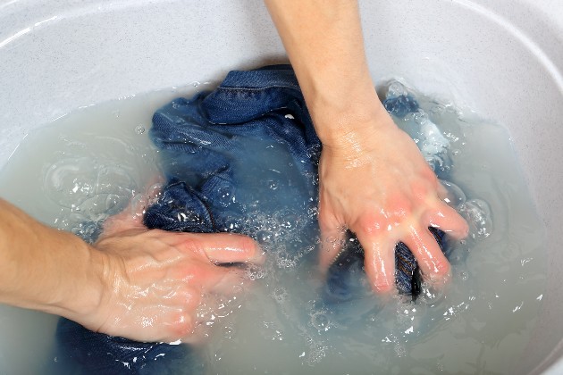 Imagine cu blugi care sunt spălați manual