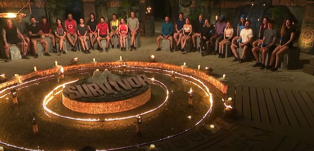 Imagine cu echipa albastră și echipa roșie la Survivor România