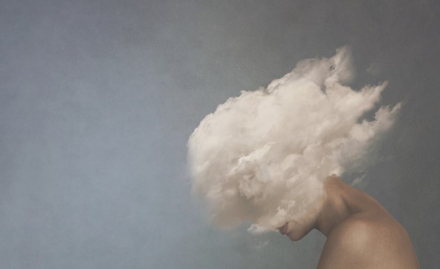 Imagine cu un corp de om și un norișor în loc de cap