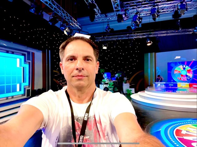 Imagine cu Dan Negru prezentând o emisiune în Chișinău, Moldova