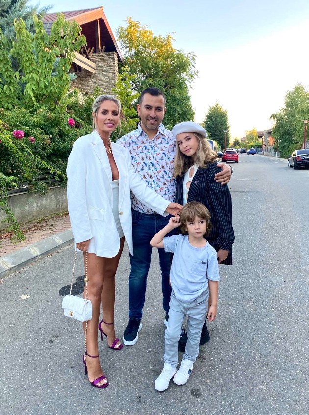 Imagine cu Andreea Bănică și familia ei