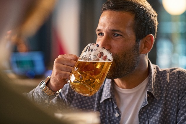 Imagine cu un bărbat care bea bere
