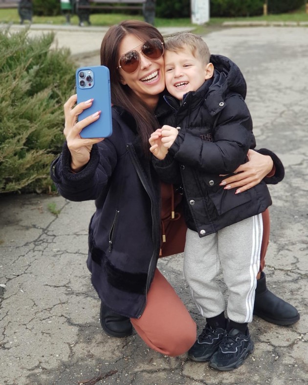 Imagine cu Ilinca Vandici și copilul ei. Fac un selfie