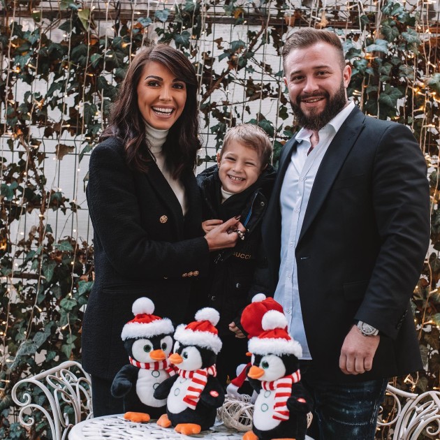 Imagine cu Iinca Vandici, soțul ei și copilul lor de Crăciun