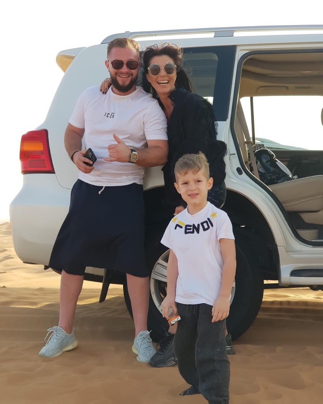 Imagine cu Ilinca Vandici, soțul ei și copilul lor în Dubai