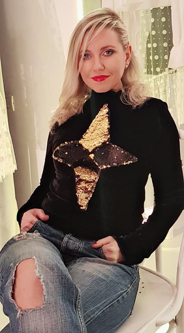 Imagine cu Mihaela Cernea îmbrăcată cu bluză neagră