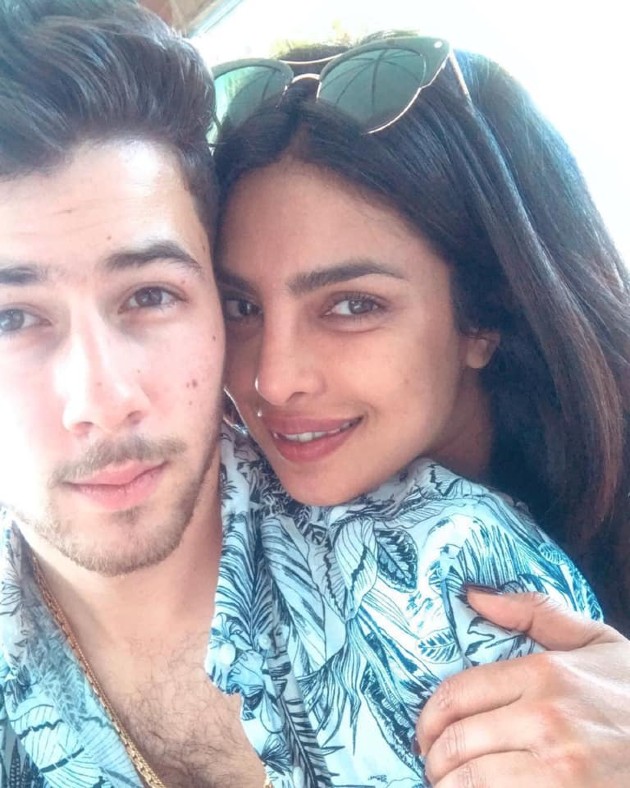 Imagine cu Nick Jonas și Priyanka Chopra în timp ce fac un selfie