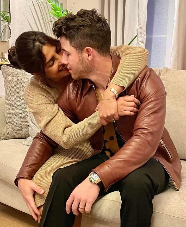 Imagine cu Nick Jonas și Priyanka Chopra  în timp ce se sărută