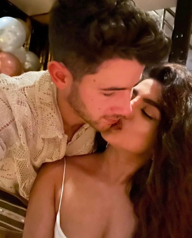 Imagine cu Nick Jonas și Priyanka Chopra în timp ce se sărută