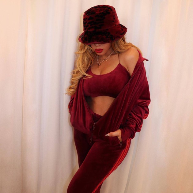 Imagine cu Beyonce înttr-un trening roșu, cu pălărie roșie