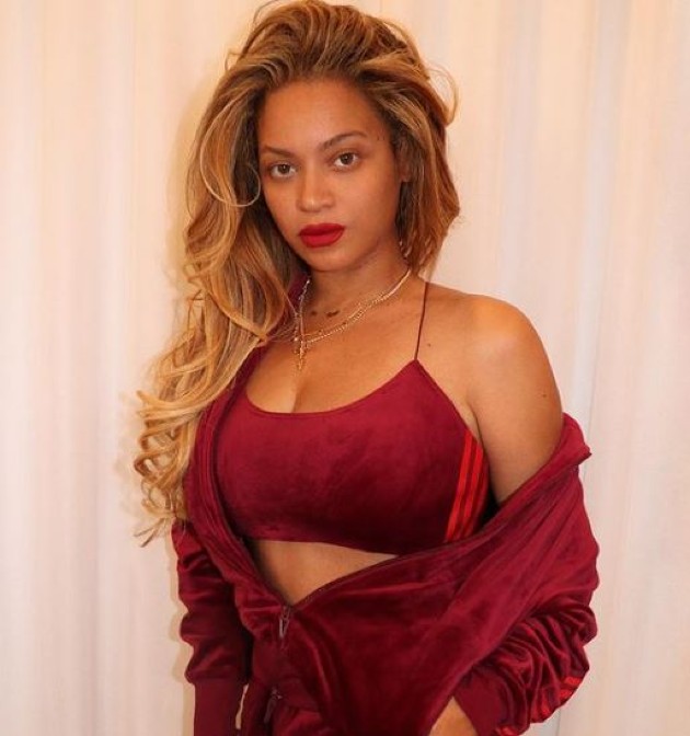 Imagine cu Beyonce machiată doar cu ruj roșu