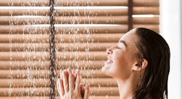 Imagine cu o femeie care face duș