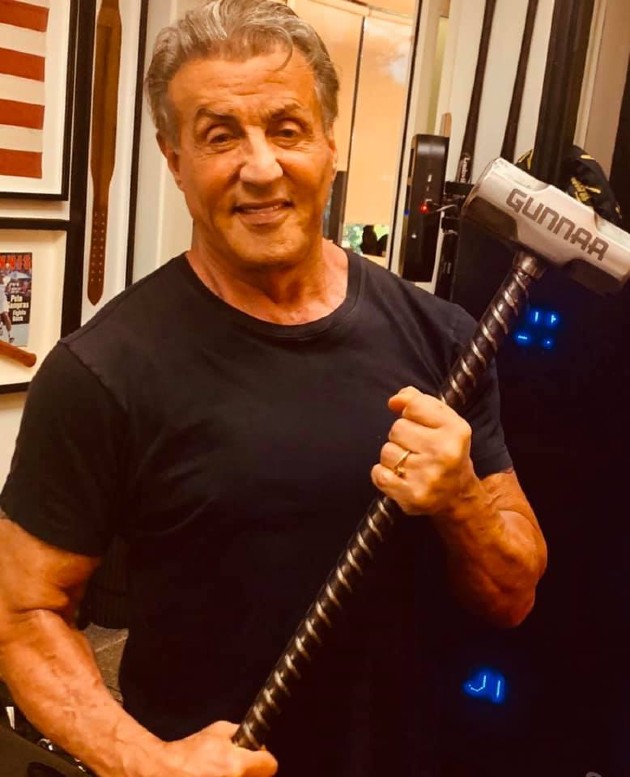 Imagine cu Sylvester Stallone care ține un ciocan în mâini