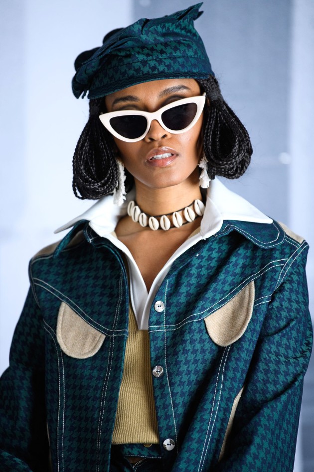 Imagine cu un model care poartă accesorii cu scoici la London Fashion Week February 2021