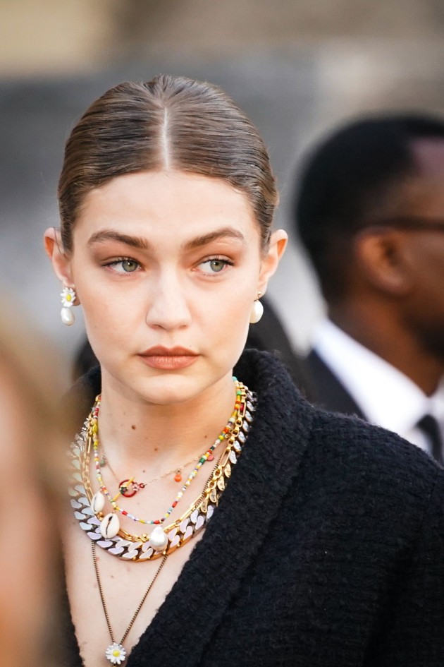 Imagine cu Gigi Hadid care poartă accesorii cu scoici la  Paris Fashion Week 2020