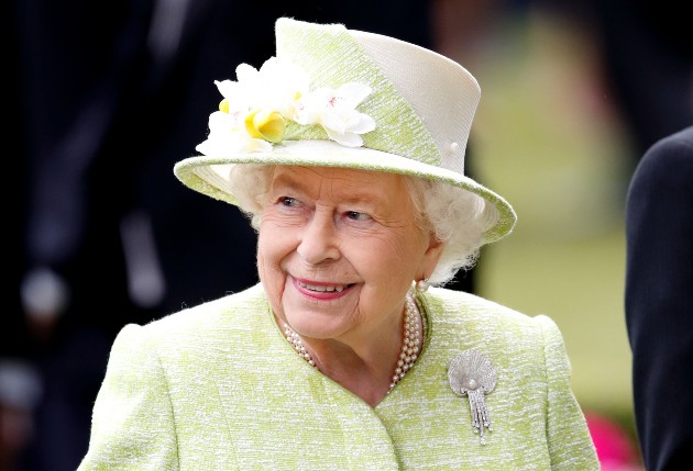 Imagine cu Regina Elisabeta a 2-a purtând o broșă cu oscoică cu diamante la Ascot Racecourse