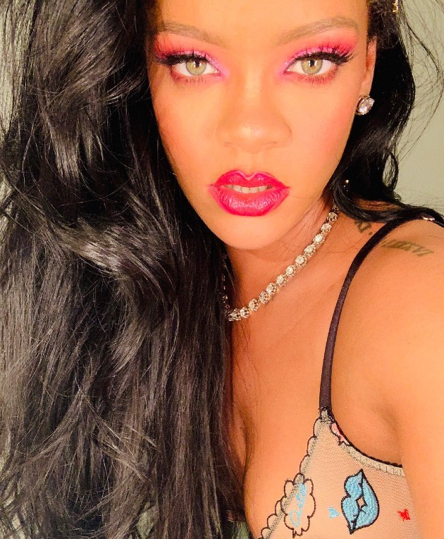 Imagine cu Rihanna machiată cu roz la ochi și ruj roz pe buze