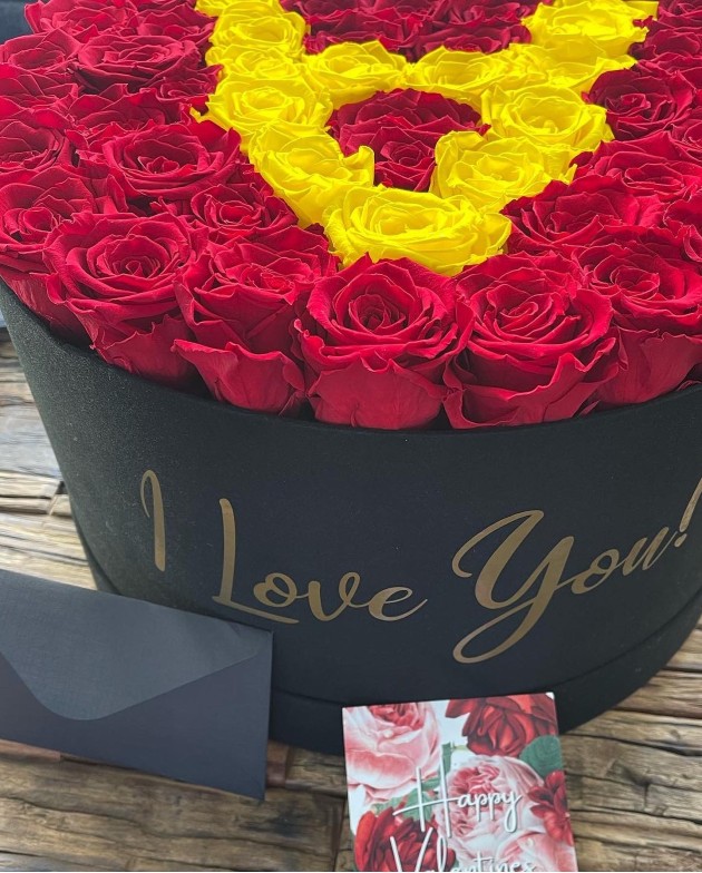 Imegine cu o cutie cu trandafiri roșii și galbeni