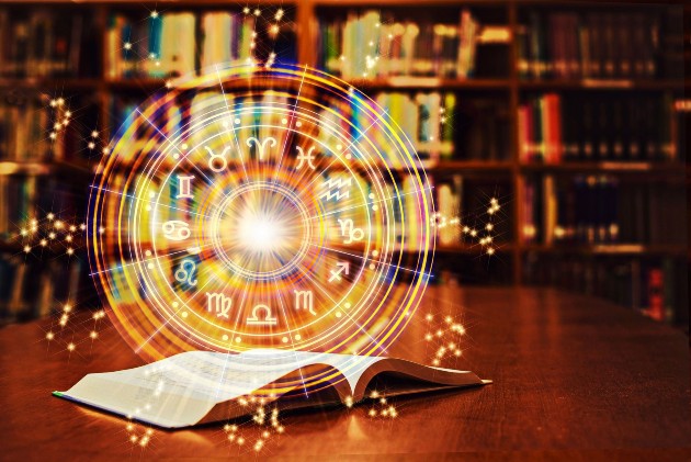 Imagine cu o carte și cu semnele zodiacale deasupra ei