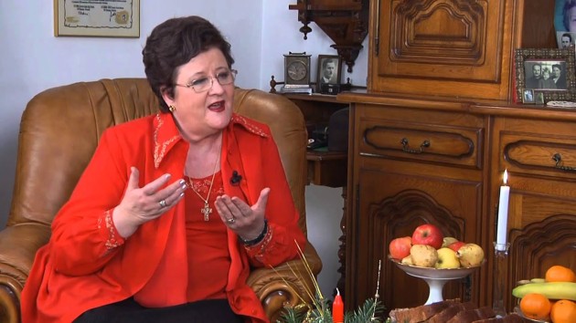 Imagine cu Mărioara Murărescu îmbrăcată în roșu în timpul unui interviu