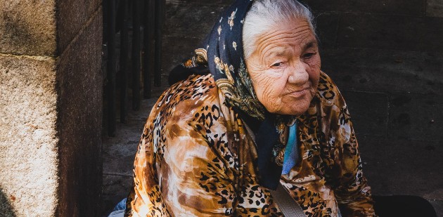 Imagine cu o femeie bătrână și tristă