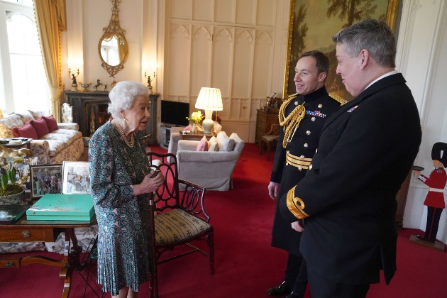 WINDSOR, Anglia - Februarie 16 - Regina Elisabeta a 2-a s-a întâlnit cu generalul-maior Eldon Millar, secretarul Serviciilor de Apărare și cu contraamiralul James Macleod, predecesorul acestuia , la Castelul Windsor din Berkshire.