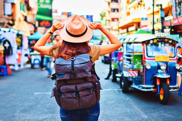 Imagine cu o femeie care stă cu spatele în Bangkok, Thailanda