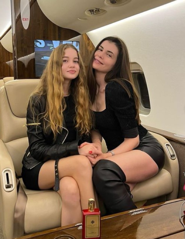 Imagine cu Irina Columbeanu și Monica Gabor într-un avion privat, pozând ca două dive