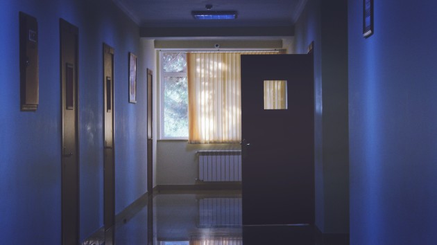Imagine cu un coridor dintr-un spital