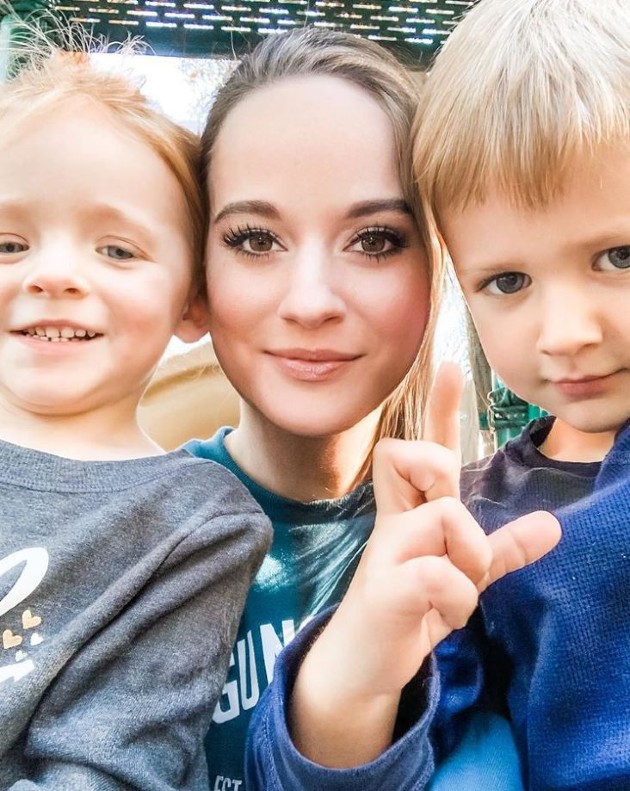 Imagine cu Ashleigh Denèe și copiii ei în timp ce fac un selfie