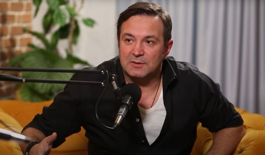 Imagine cu Daniel Buzdugan în timpul podcastului lui Damian Drăghici