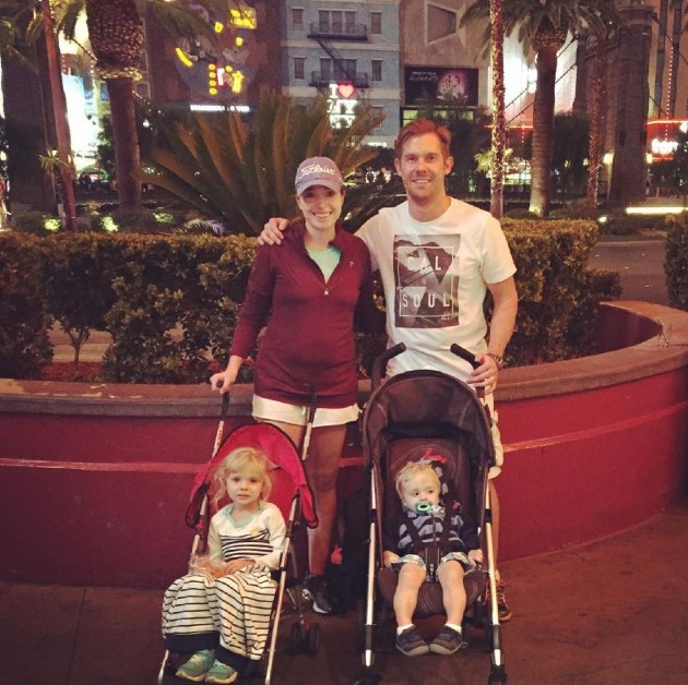 Imagine cu Melisa Raney și soțul ei plimbându-și copiii în cărucior