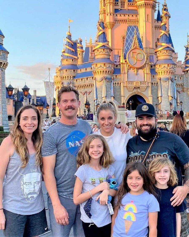 Imagine cu Melisa Raney și familia ei alcătuită din șapte persoane la Disney