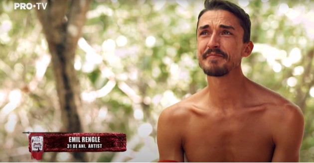 Imagine cu Emil Rengle în timp ce făcea declarații la Survivor România