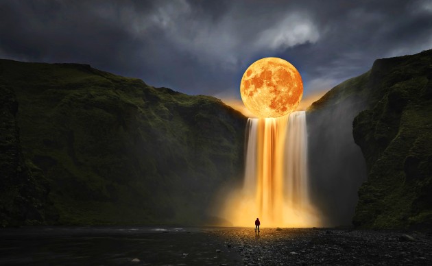 Imagine cu un peisaj cu o lună aurie care luminează o cascadă