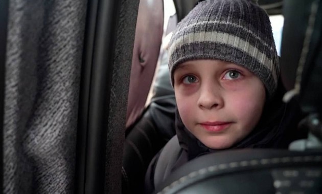 Imagine cu băiețelul ucrainean care și-a părăsit tatăl în timp ce plânge