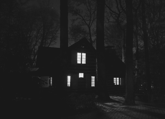 Imagine cu o casă în întuneric
