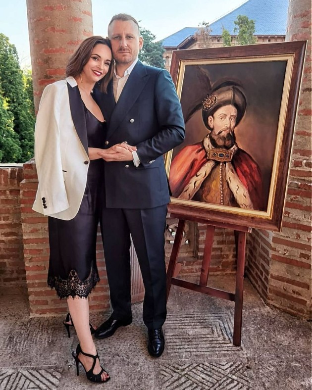 Imagine cu Andreea Marin și Adrian Brâncoveanu în timp ce se pozează lângă un tablou