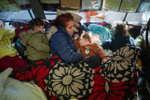 Imagine cu o familie de refugiați care doarme în gara din Zahony, Ungaria, după ce a ajuns acolo cu trenul din Ucraina