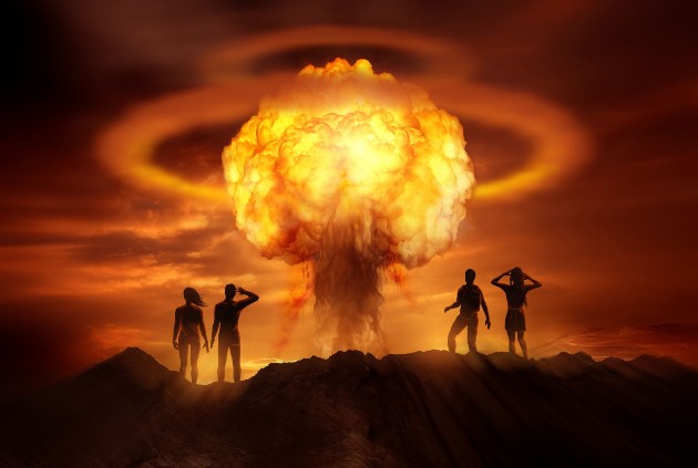 Ilustrație cu patru oameni care privesc cum se sfârșește lumea în timp ce explodează o bombă nucleară