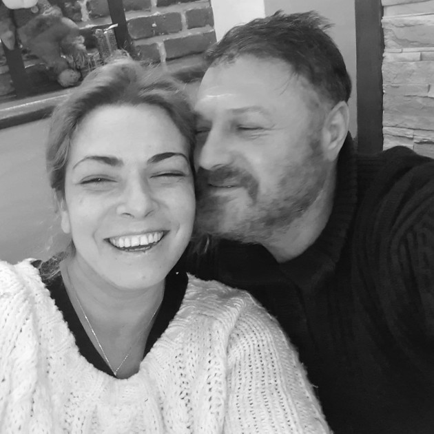 Imagine alb-negru cu Dana Marijuana și Daniel Burlacu zâmbind