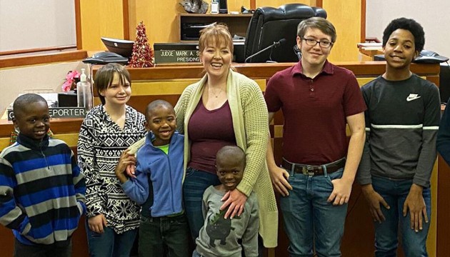 Imagine cu femeia orfană care a adoptat șase copii în sala de judecată