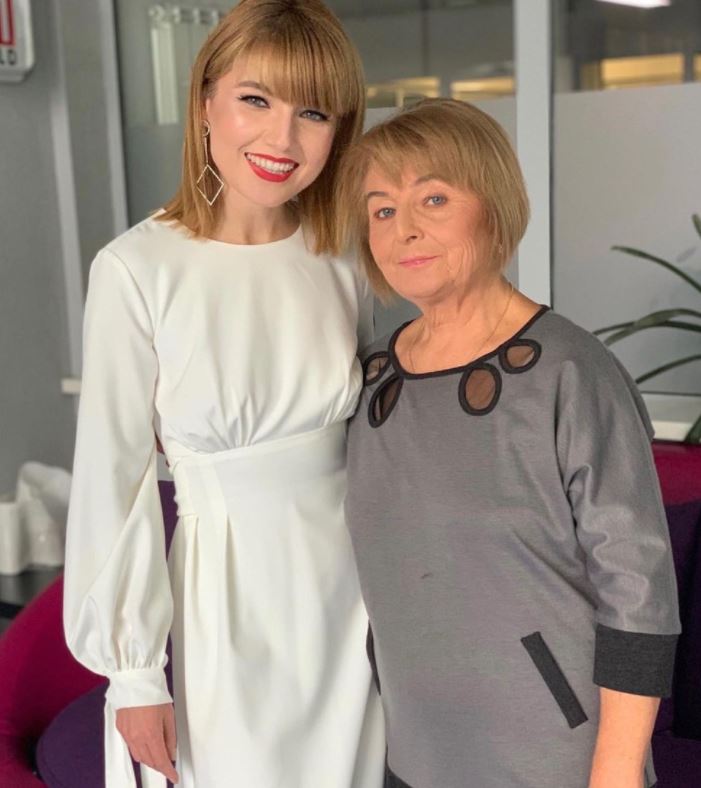 Imagine cu Alexandra Ungureanu îmbrăcată în alb și mama sa îmbrăcată în gri 