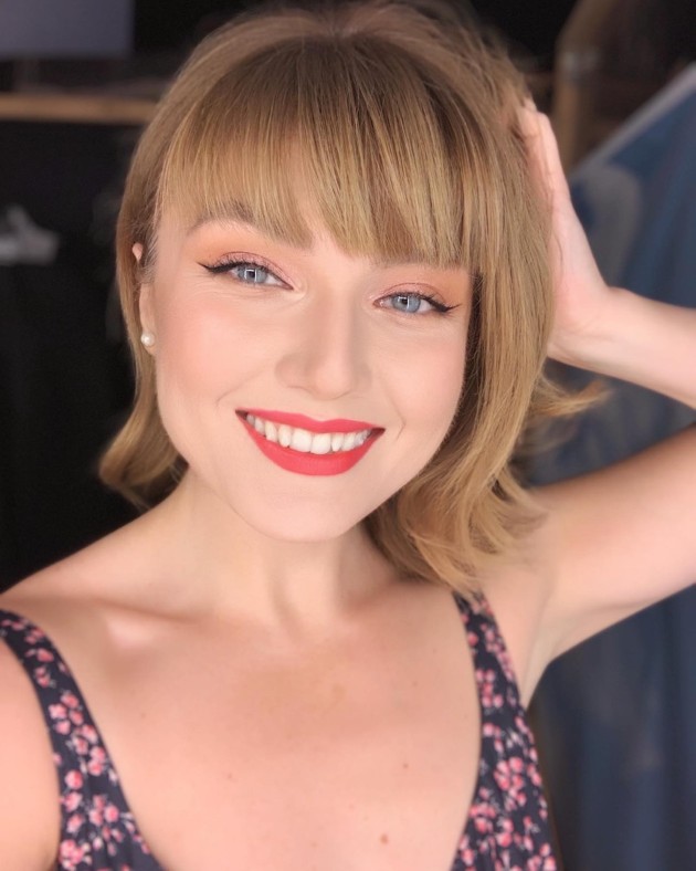Imagine cu Alexandra Ungureanu machiată în timp ce face un selfie