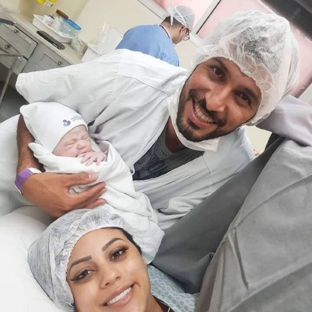 Imagine cu Edgar Costa și Carolina Oliveira la nașterea Larei