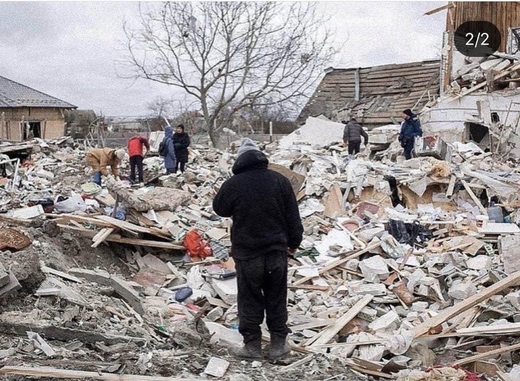 Imagine cu un bărbat ucrainean care caăută printre ruine