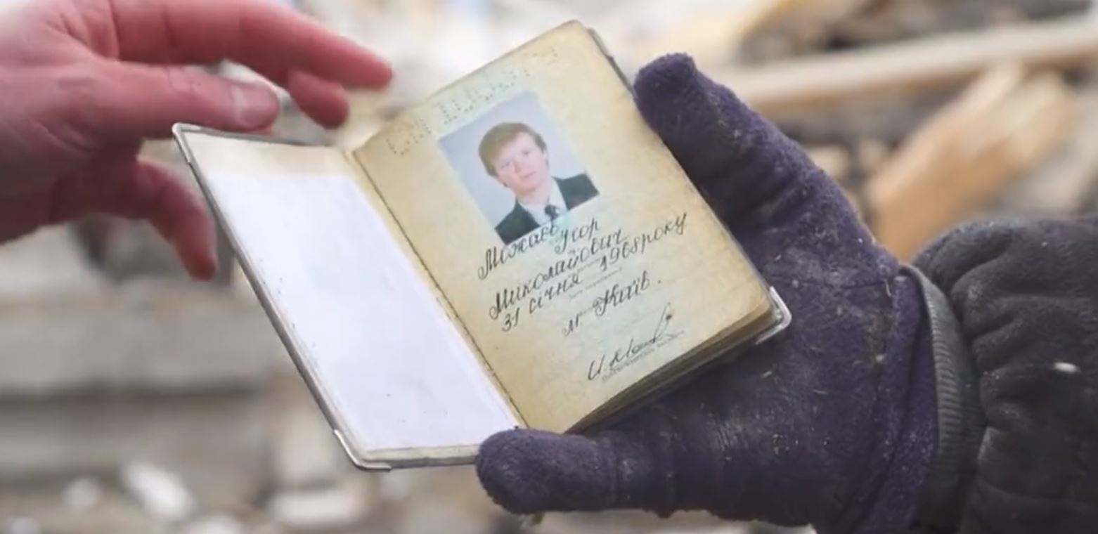 Imagine cu un carnet găsit printre ruinele din Ucraina